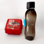 pack goûter: boite imprimée voiture rouge  + bouteille d'eau noire