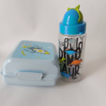 Pack goûter garçon:  boite bleu imprimée out of space + bouteille avec paille dinosaure