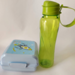 Pack goûter garçon boite bleu imprimée out of space + bouteille pistache 630 ml