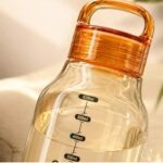Gourde Graduée Transparente avec Poignée (610 ml) – Image 2